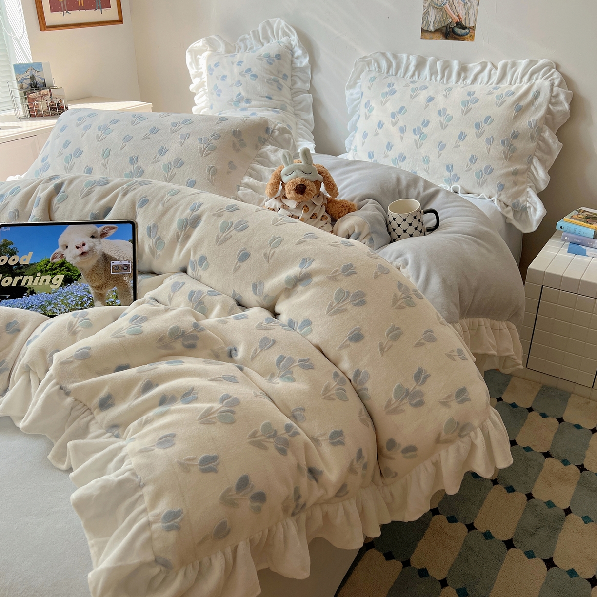 91家纺网 家纺一手货源 找家纺 六巷胡同 2025新款韩系小清新博主风着色立体雕花A类牛奶绒四件套 花边款-千寻秘境