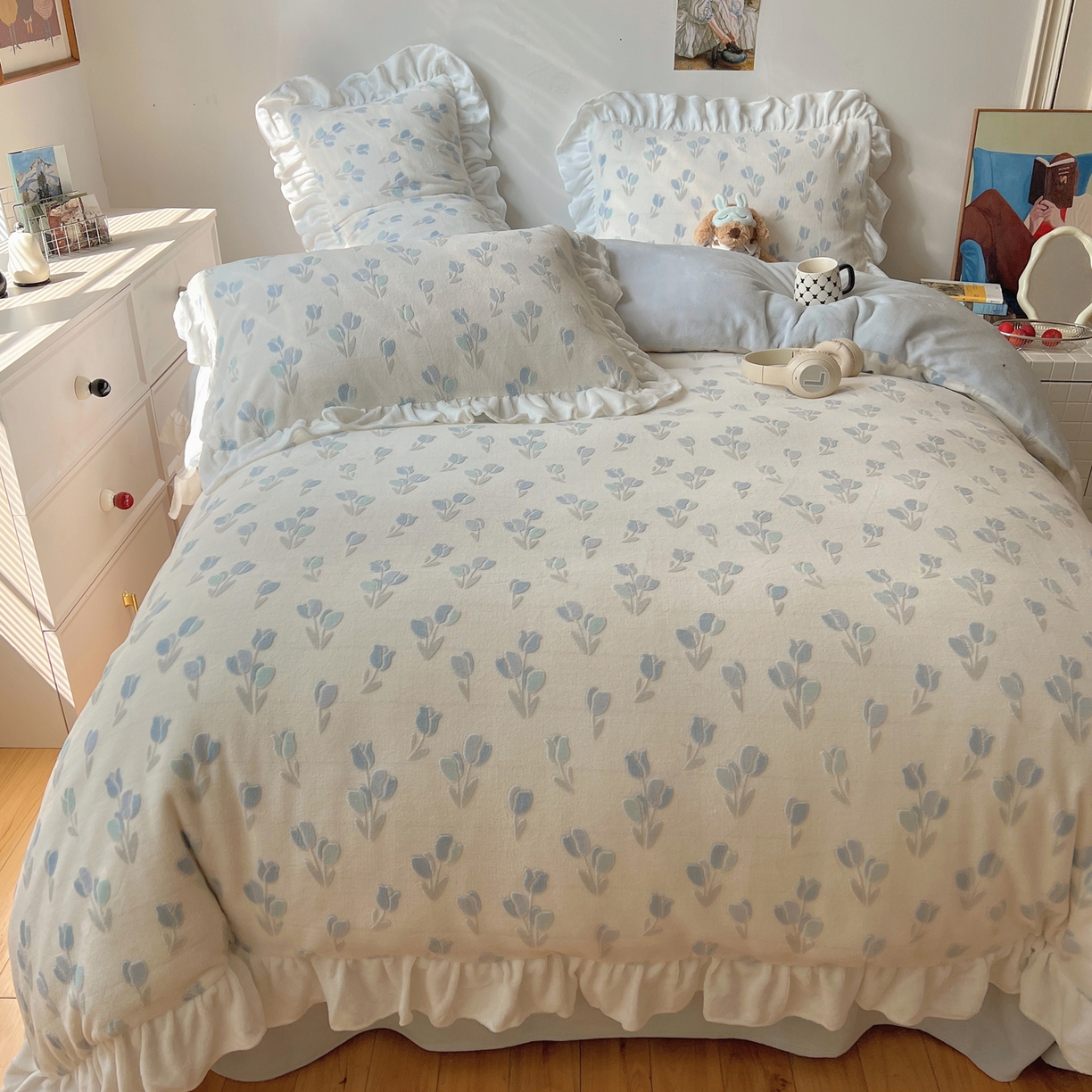 91家纺网 家纺一手货源 找家纺 六巷胡同 2025新款韩系小清新博主风着色立体雕花A类牛奶绒四件套 花边款-千寻秘境