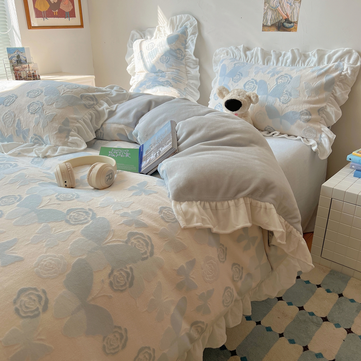 91家纺网 家纺一手货源 找家纺 六巷胡同 2025新款韩系小清新博主风着色立体雕花A类牛奶绒四件套 花边款-云栖拾光