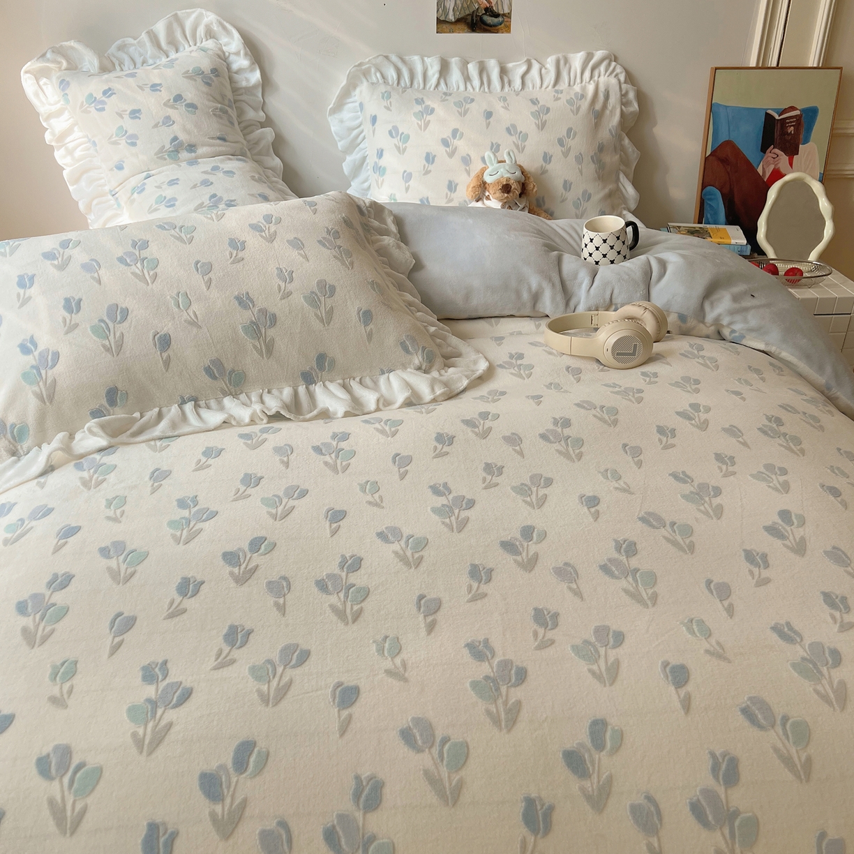 91家纺网 家纺一手货源 找家纺 六巷胡同 2025新款韩系小清新博主风着色立体雕花A类牛奶绒四件套 花边款-千寻秘境