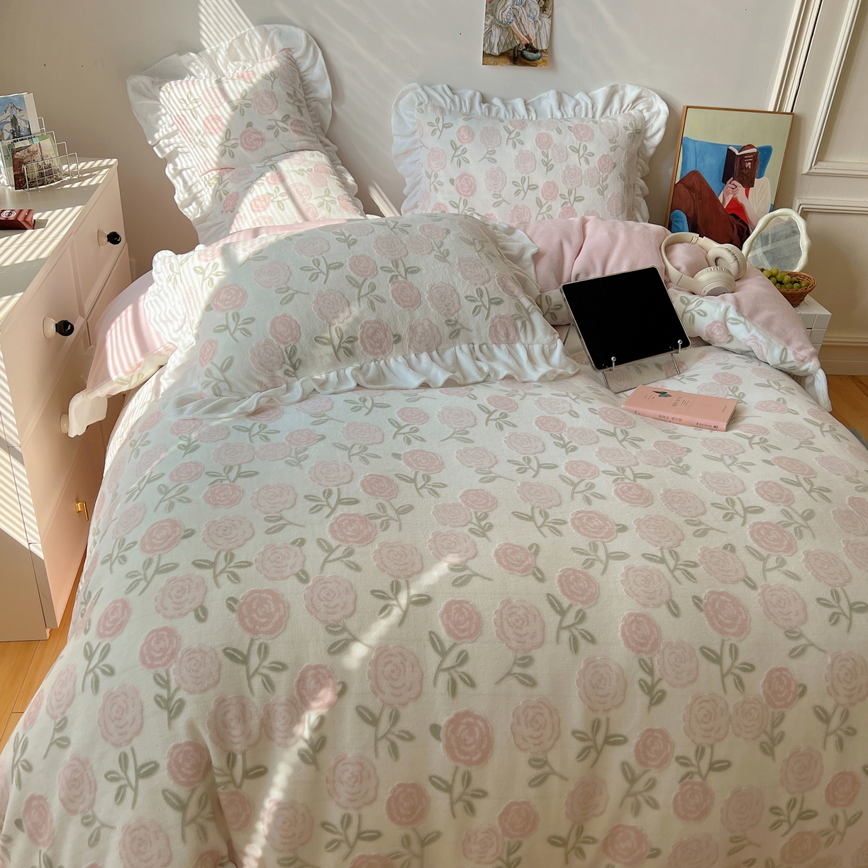 91家纺网 家纺一手货源 找家纺 六巷胡同 2025新款韩系小清新博主风着色立体雕花A类牛奶绒四件套 花边款-梦屿花田