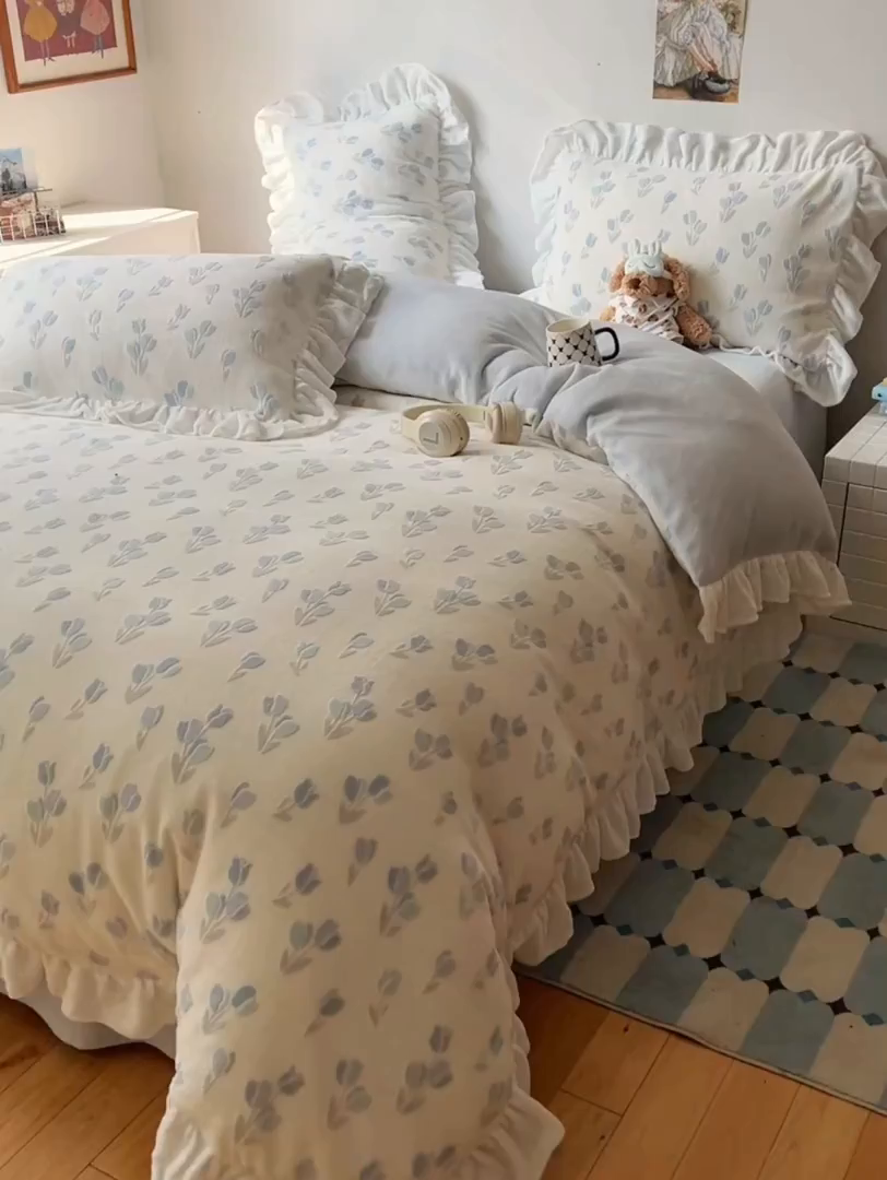 91家纺网 家纺一手货源 找家纺 六巷胡同 2025新款韩系小清新博主风着色立体雕花A类牛奶绒四件套 花边款-千寻秘境