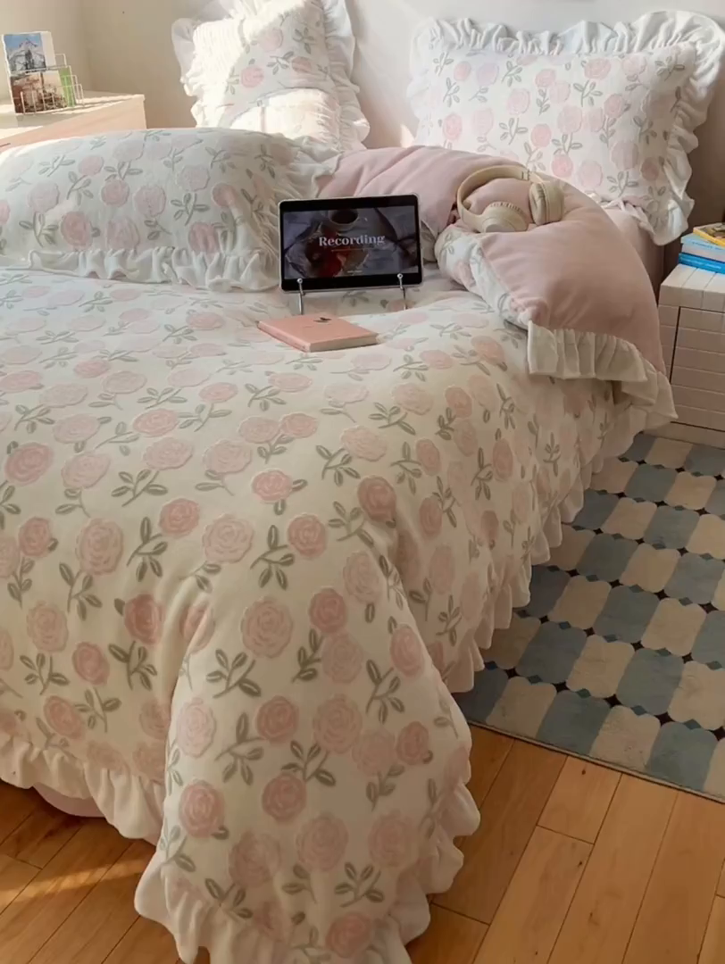 91家纺网 家纺一手货源 找家纺 六巷胡同 2025新款韩系小清新博主风着色立体雕花A类牛奶绒四件套 花边款-梦屿花田