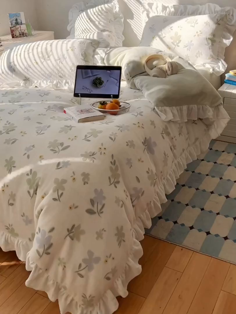 91家纺网 家纺一手货源 找家纺 六巷胡同 2025新款韩系小清新博主风着色立体雕花A类牛奶绒四件套 花边款-春野山奈