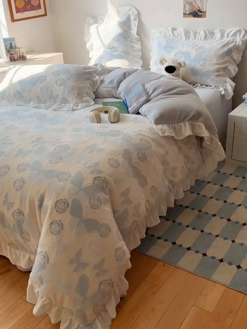 91家纺网 家纺一手货源 找家纺 六巷胡同 2025新款韩系小清新博主风着色立体雕花A类牛奶绒四件套 花边款-云栖拾光