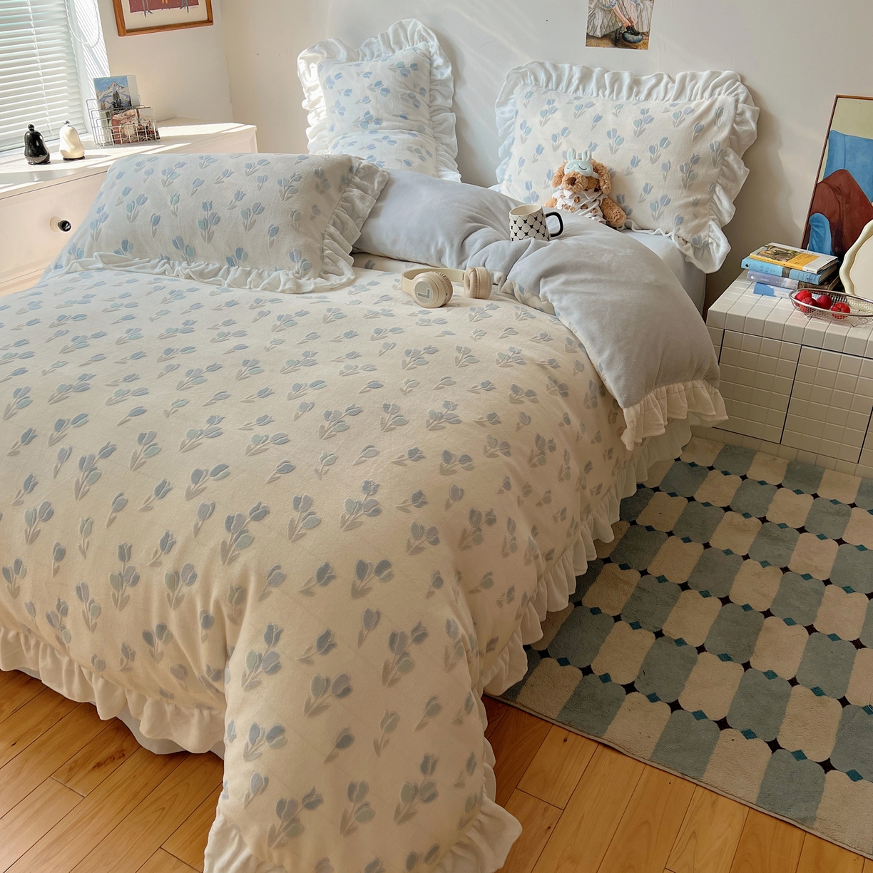 91家纺网 家纺一手货源 找家纺 六巷胡同 2025新款韩系小清新博主风着色立体雕花A类牛奶绒四件套 花边款-千寻秘境