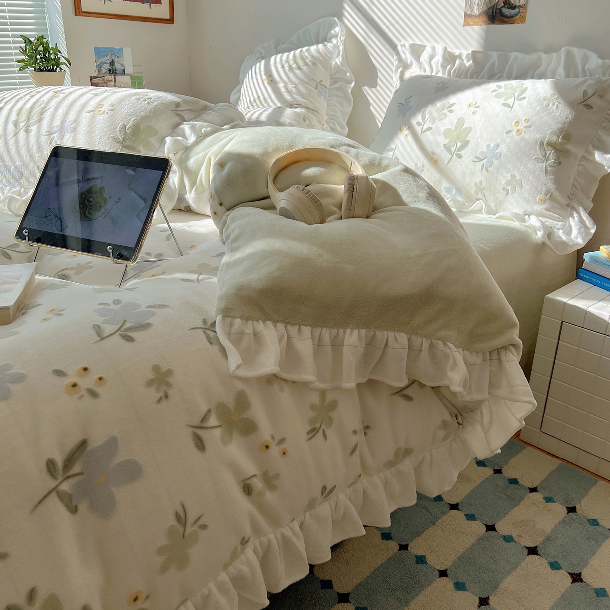 91家纺网 家纺一手货源 找家纺 六巷胡同 2025新款韩系小清新博主风着色立体雕花A类牛奶绒四件套 花边款-春野山奈