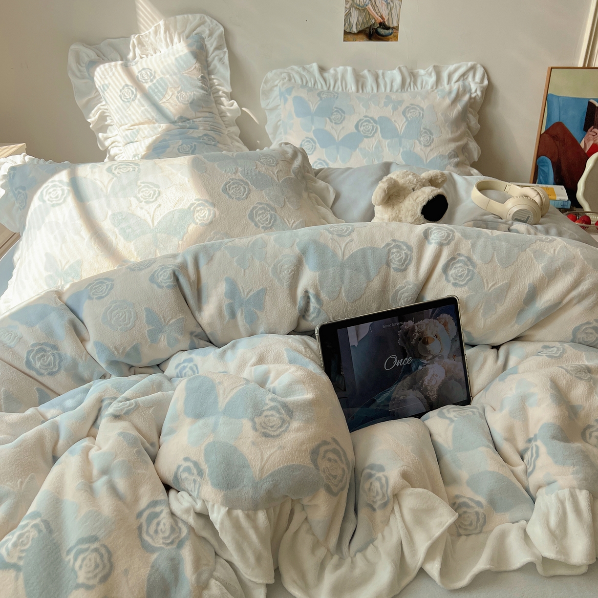 91家纺网 家纺一手货源 找家纺 六巷胡同 2025新款韩系小清新博主风着色立体雕花A类牛奶绒四件套 花边款-云栖拾光