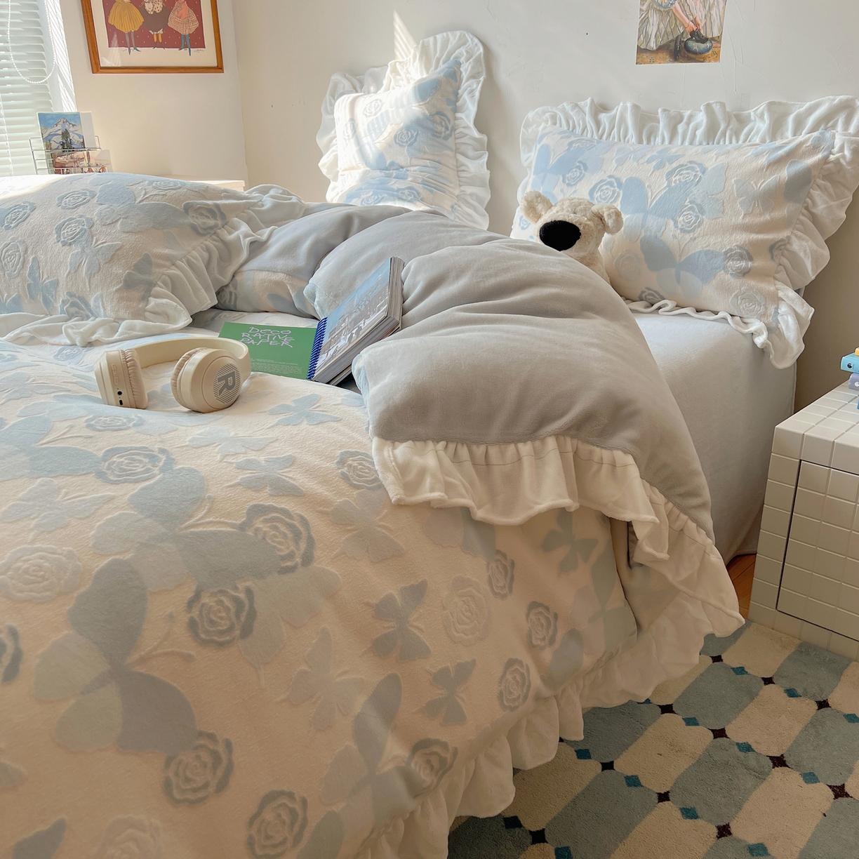 91家纺网 家纺一手货源 找家纺 六巷胡同 2025新款韩系小清新博主风着色立体雕花A类牛奶绒四件套 花边款-云栖拾光