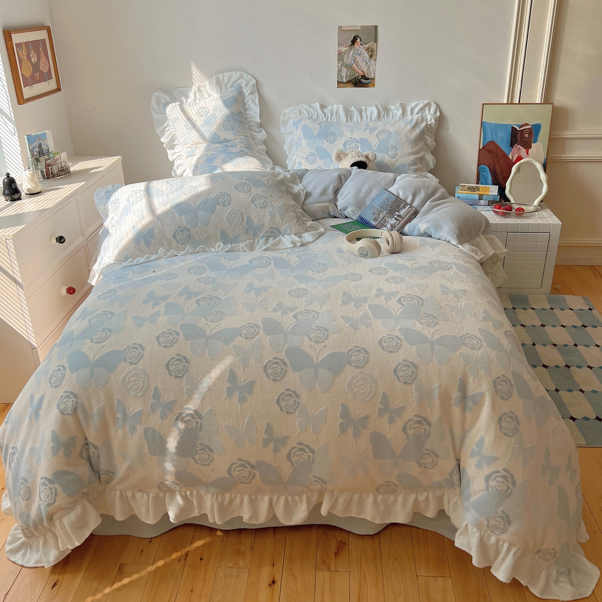 91家纺网 家纺一手货源 找家纺 六巷胡同 2025新款韩系小清新博主风着色立体雕花A类牛奶绒四件套 花边款-云栖拾光