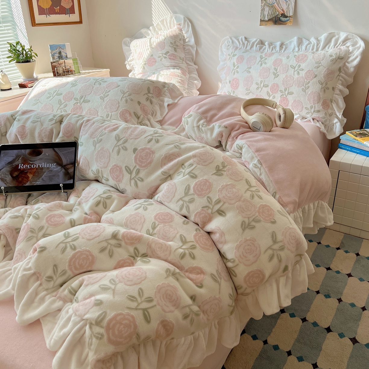 91家纺网 家纺一手货源 找家纺 六巷胡同 2025新款韩系小清新博主风着色立体雕花A类牛奶绒四件套 花边款-梦屿花田