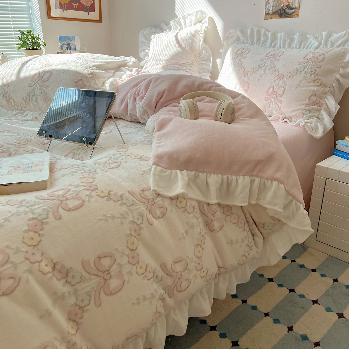 91家纺网 家纺一手货源 找家纺 六巷胡同 2025新款韩系小清新博主风着色立体雕花A类牛奶绒四件套 花边款-星野漫溯