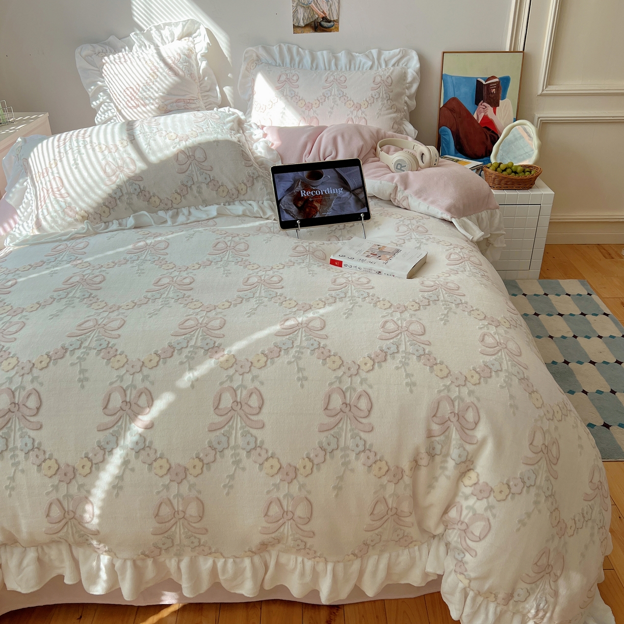 91家纺网 家纺一手货源 找家纺 六巷胡同 2025新款韩系小清新博主风着色立体雕花A类牛奶绒四件套 花边款-星野漫溯