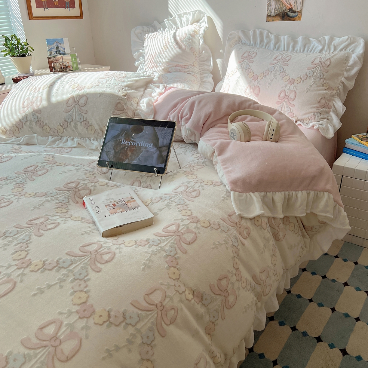 91家纺网 家纺一手货源 找家纺 六巷胡同 2025新款韩系小清新博主风着色立体雕花A类牛奶绒四件套 花边款-星野漫溯