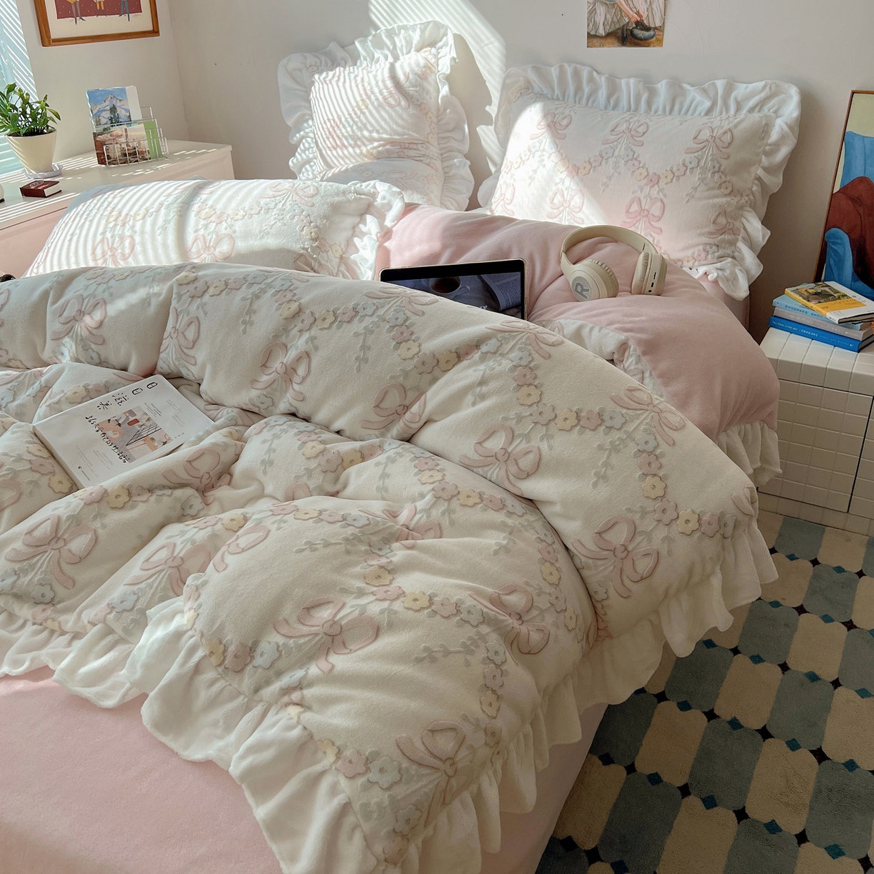 91家纺网 家纺一手货源 找家纺 六巷胡同 2025新款韩系小清新博主风着色立体雕花A类牛奶绒四件套 花边款-星野漫溯