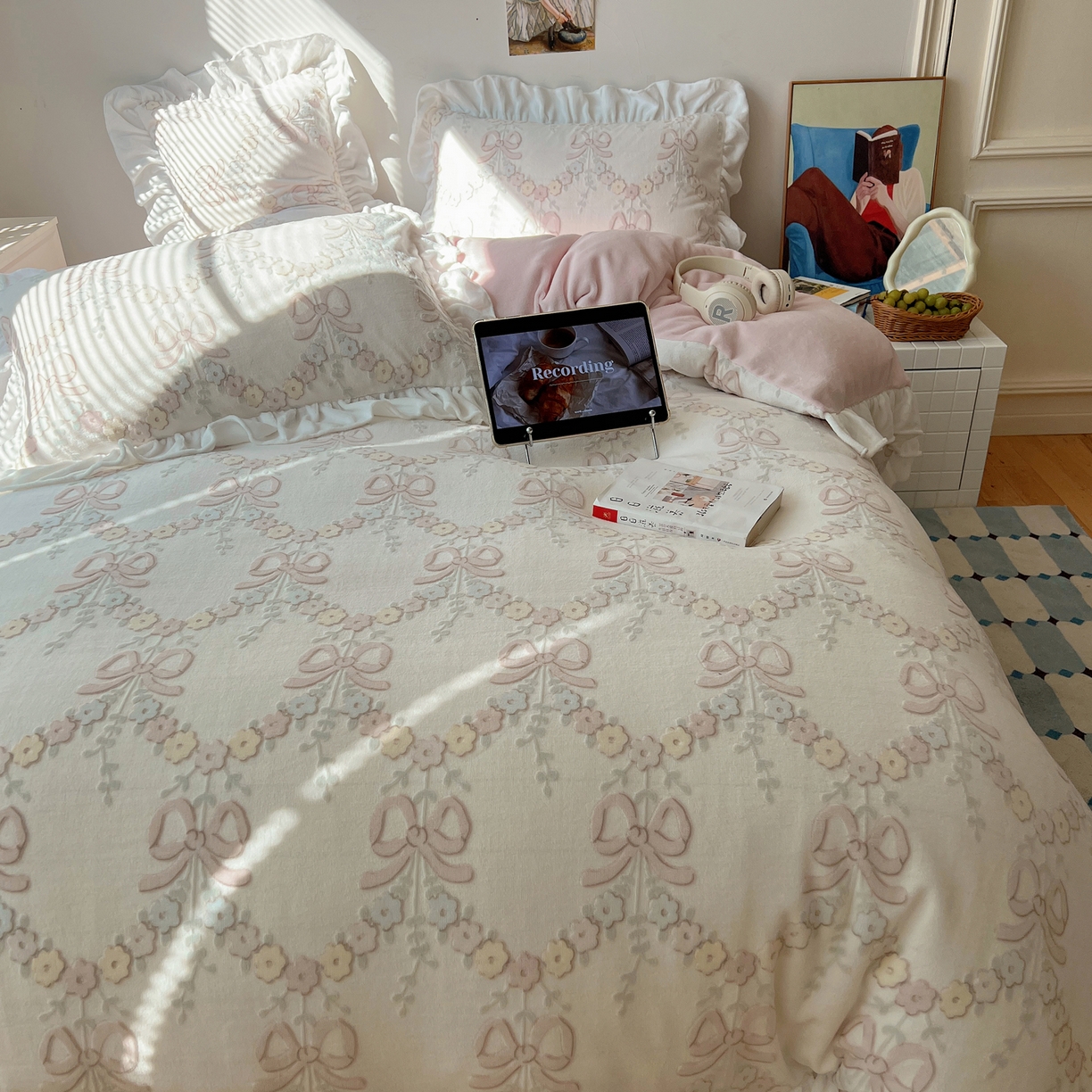 91家纺网 家纺一手货源 找家纺 六巷胡同 2025新款韩系小清新博主风着色立体雕花A类牛奶绒四件套 花边款-星野漫溯