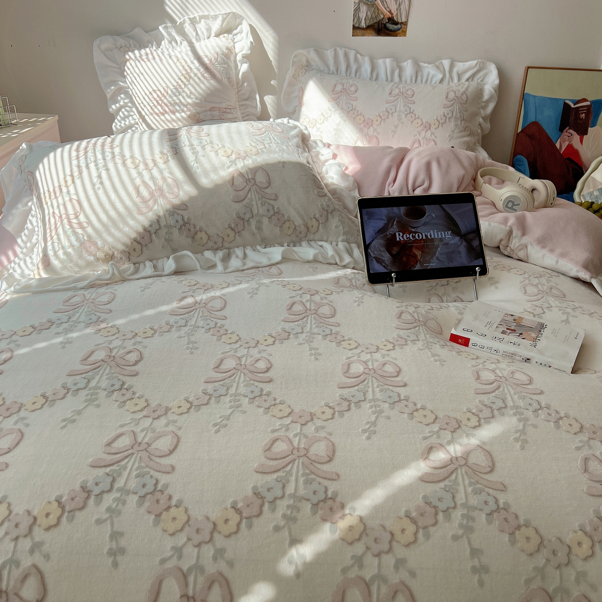 91家纺网 家纺一手货源 找家纺 六巷胡同 2025新款韩系小清新博主风着色立体雕花A类牛奶绒四件套 花边款-星野漫溯