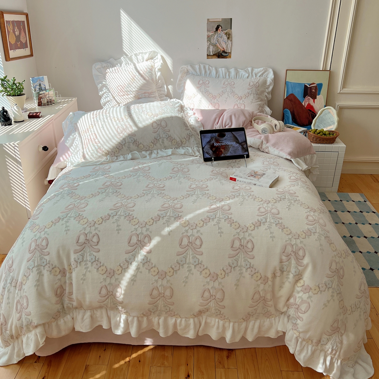 91家纺网 家纺一手货源 找家纺 六巷胡同 2025新款韩系小清新博主风着色立体雕花A类牛奶绒四件套 花边款-星野漫溯