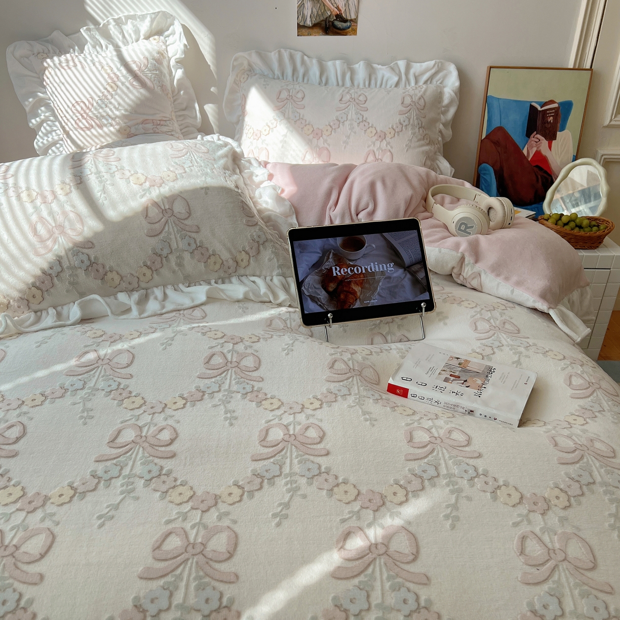 91家纺网 家纺一手货源 找家纺 六巷胡同 2025新款韩系小清新博主风着色立体雕花A类牛奶绒四件套 花边款-星野漫溯