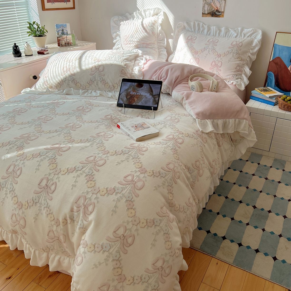 91家纺网 家纺一手货源 找家纺 六巷胡同 2025新款韩系小清新博主风着色立体雕花A类牛奶绒四件套 花边款-星野漫溯