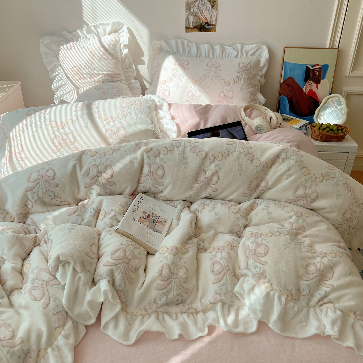 91家纺网 家纺一手货源 找家纺 六巷胡同 2025新款韩系小清新博主风着色立体雕花A类牛奶绒四件套 花边款-星野漫溯