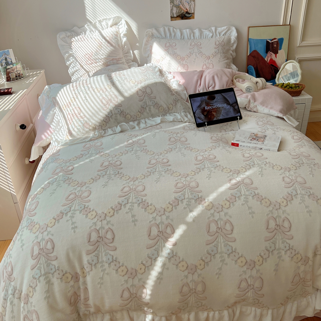 91家纺网 家纺一手货源 找家纺 六巷胡同 2025新款韩系小清新博主风着色立体雕花A类牛奶绒四件套 花边款-星野漫溯