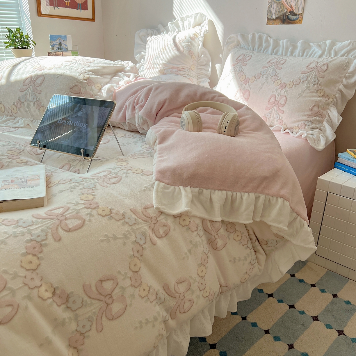 91家纺网 家纺一手货源 找家纺 六巷胡同 2025新款韩系小清新博主风着色立体雕花A类牛奶绒四件套 花边款-星野漫溯