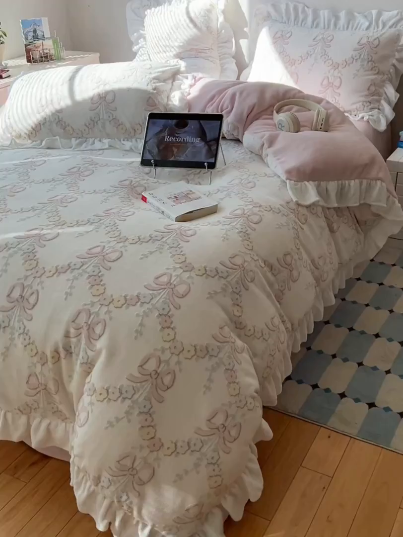 91家纺网 家纺一手货源 找家纺 六巷胡同 2025新款韩系小清新博主风着色立体雕花A类牛奶绒四件套 花边款-星野漫溯