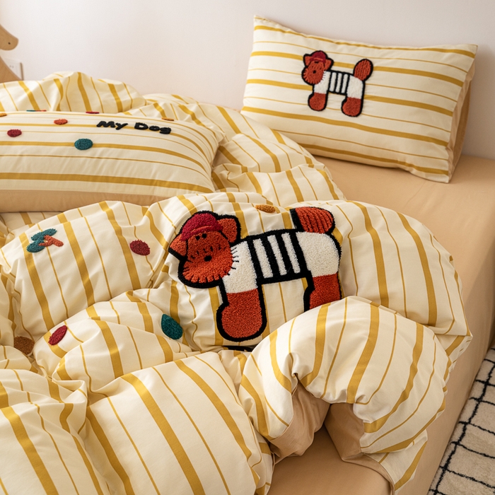 91家纺网 家纺一手货源 找家纺 锦觅 2025新款时尚条纹小清新卡通学生季系列印花绣花全棉纯棉四件套 puppy艺术家