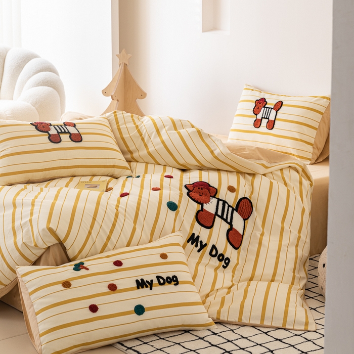 91家纺网 家纺一手货源 找家纺 锦觅 2025新款时尚条纹小清新卡通学生季系列印花绣花全棉纯棉四件套 puppy艺术家