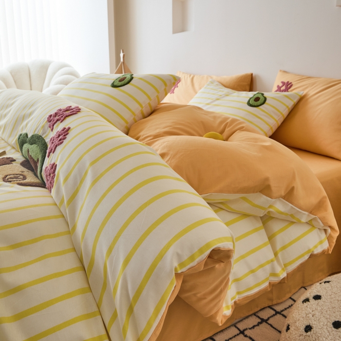 91家纺网 家纺一手货源 找家纺 锦觅 2025新款时尚条纹小清新卡通学生季系列印花绣花全棉纯棉四件套 有钱花