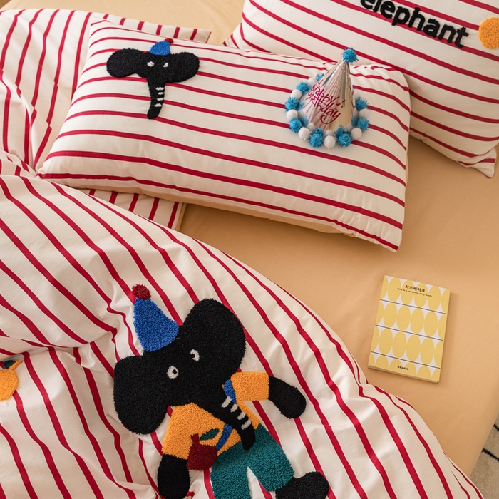 91家纺网 家纺一手货源 找家纺 锦觅 2025新款时尚条纹小清新卡通学生季系列印花绣花全棉纯棉四件套 所象披靡