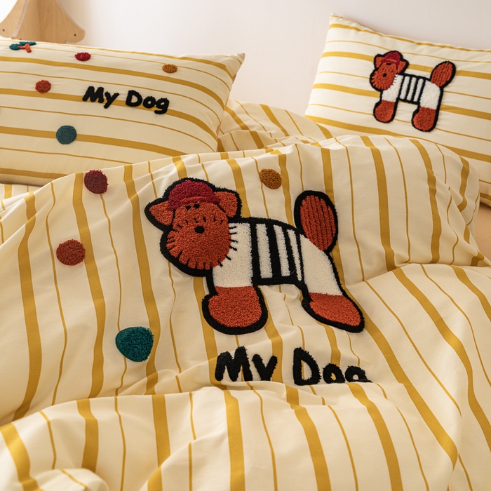 91家纺网 家纺一手货源 找家纺 锦觅 2025新款时尚条纹小清新卡通学生季系列印花绣花全棉纯棉四件套 puppy艺术家