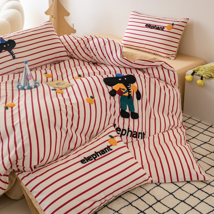 91家纺网 家纺一手货源 找家纺 锦觅 2025新款时尚条纹小清新卡通学生季系列印花绣花全棉纯棉四件套 所象披靡