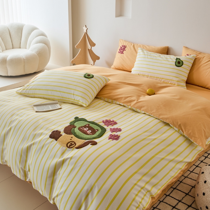 91家纺网 家纺一手货源 找家纺 锦觅 2025新款时尚条纹小清新卡通学生季系列印花绣花全棉纯棉四件套 有钱花