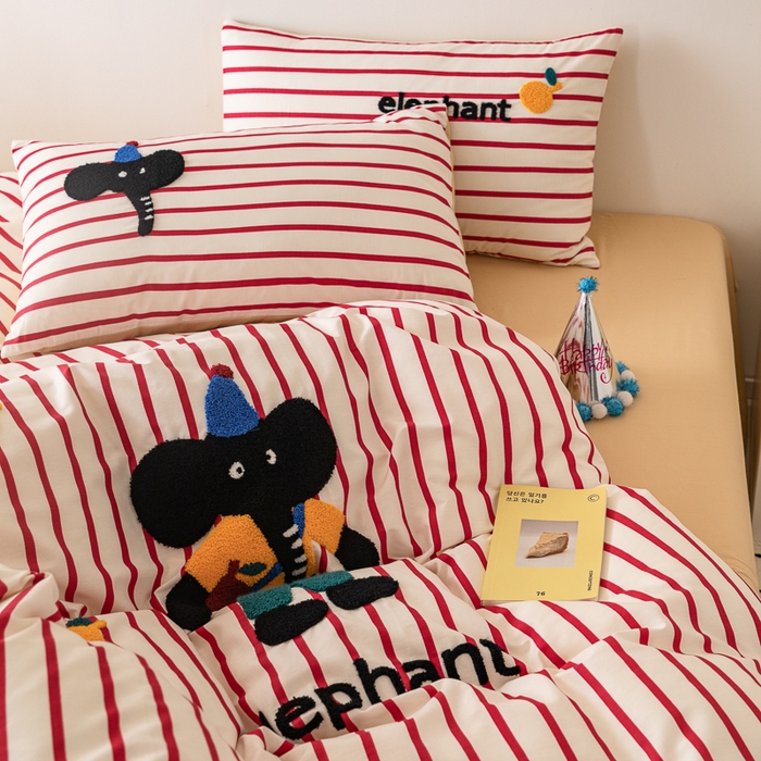 91家纺网 家纺一手货源 找家纺 锦觅 2025新款时尚条纹小清新卡通学生季系列印花绣花全棉纯棉四件套 所象披靡