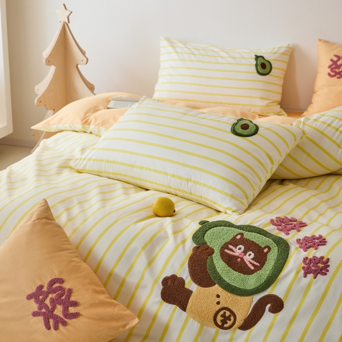 91家纺网 家纺一手货源 找家纺 锦觅 2025新款时尚条纹小清新卡通学生季系列印花绣花全棉纯棉四件套 有钱花