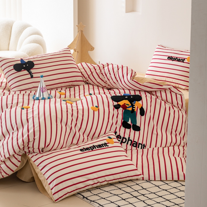 91家纺网 家纺一手货源 找家纺 锦觅 2025新款时尚条纹小清新卡通学生季系列印花绣花全棉纯棉四件套 所象披靡