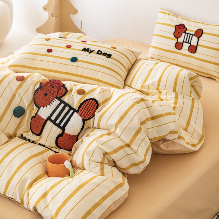 91家纺网 家纺一手货源 找家纺 锦觅 2025新款时尚条纹小清新卡通学生季系列印花绣花全棉纯棉四件套 puppy艺术家