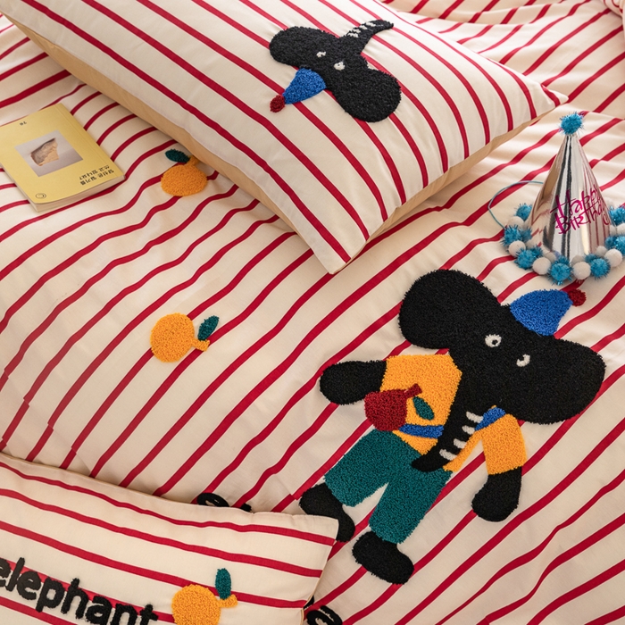 91家纺网 家纺一手货源 找家纺 锦觅 2025新款时尚条纹小清新卡通学生季系列印花绣花全棉纯棉四件套 所象披靡