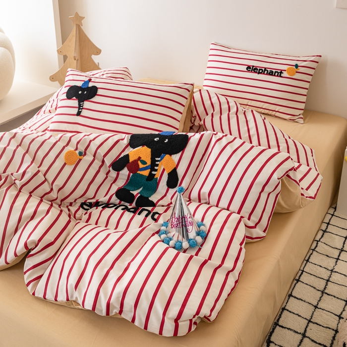 91家纺网 家纺一手货源 找家纺 锦觅 2025新款时尚条纹小清新卡通学生季系列印花绣花全棉纯棉四件套 所象披靡