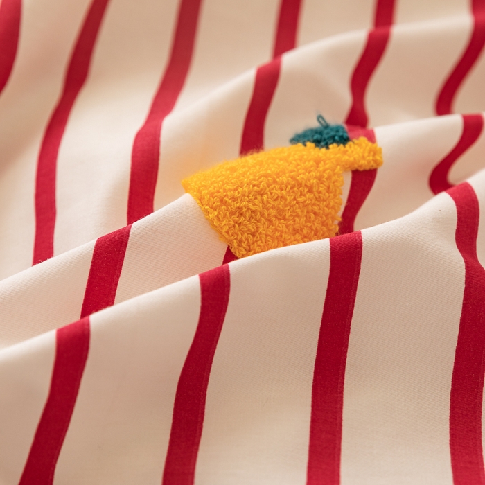 91家纺网 家纺一手货源 找家纺 锦觅 2025新款时尚条纹小清新卡通学生季系列印花绣花全棉纯棉四件套 所象披靡