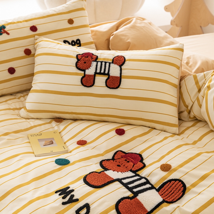 91家纺网 家纺一手货源 找家纺 锦觅 2025新款时尚条纹小清新卡通学生季系列印花绣花全棉纯棉四件套 puppy艺术家