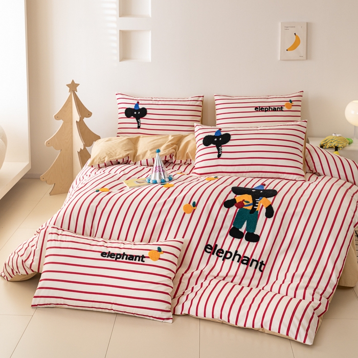 91家纺网 家纺一手货源 找家纺 锦觅 2025新款时尚条纹小清新卡通学生季系列印花绣花全棉纯棉四件套 所象披靡