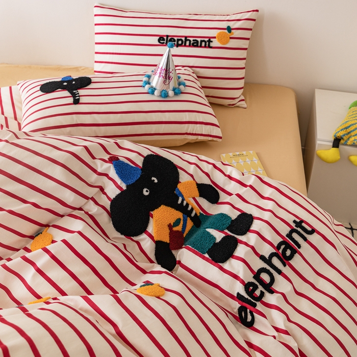 91家纺网 家纺一手货源 找家纺 锦觅 2025新款时尚条纹小清新卡通学生季系列印花绣花全棉纯棉四件套 所象披靡