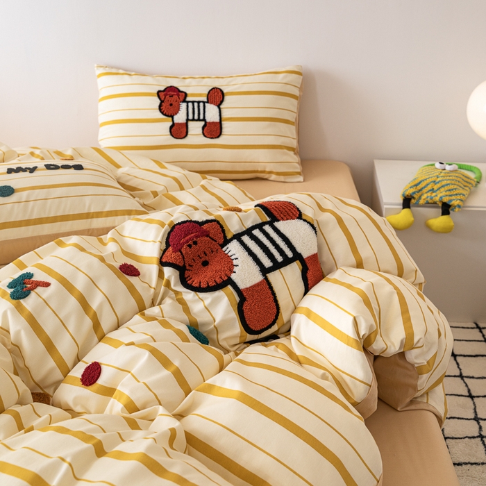 91家纺网 家纺一手货源 找家纺 锦觅 2025新款时尚条纹小清新卡通学生季系列印花绣花全棉纯棉四件套 puppy艺术家