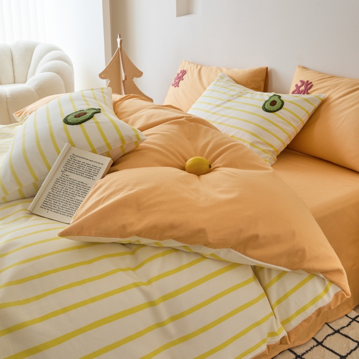 91家纺网 家纺一手货源 找家纺 锦觅 2025新款时尚条纹小清新卡通学生季系列印花绣花全棉纯棉四件套 有钱花