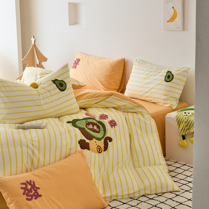 91家纺网 家纺一手货源 找家纺 锦觅 2025新款时尚条纹小清新卡通学生季系列印花绣花全棉纯棉四件套 有钱花