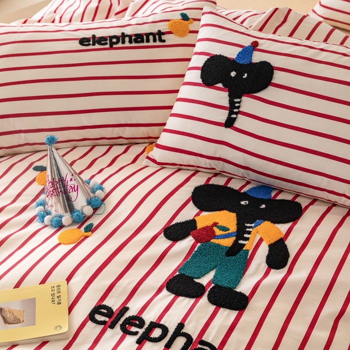 91家纺网 家纺一手货源 找家纺 锦觅 2025新款时尚条纹小清新卡通学生季系列印花绣花全棉纯棉四件套 所象披靡