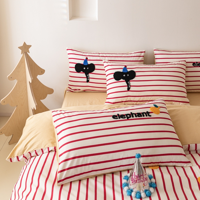 91家纺网 家纺一手货源 找家纺 锦觅 2025新款时尚条纹小清新卡通学生季系列印花绣花全棉纯棉四件套 所象披靡